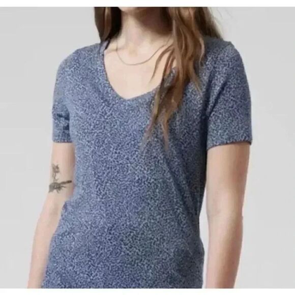 Athleta Chrome Blue Cheetah Breezy Scoop V-Neck Athleisure Tee Shirt SZ L #2135 - Picture 1 of 13